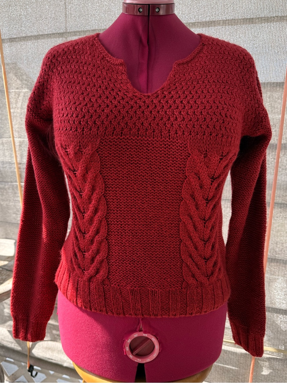 Carraig Donn Cable Knit Merino Wool V-Neck Sweater - Deep Red